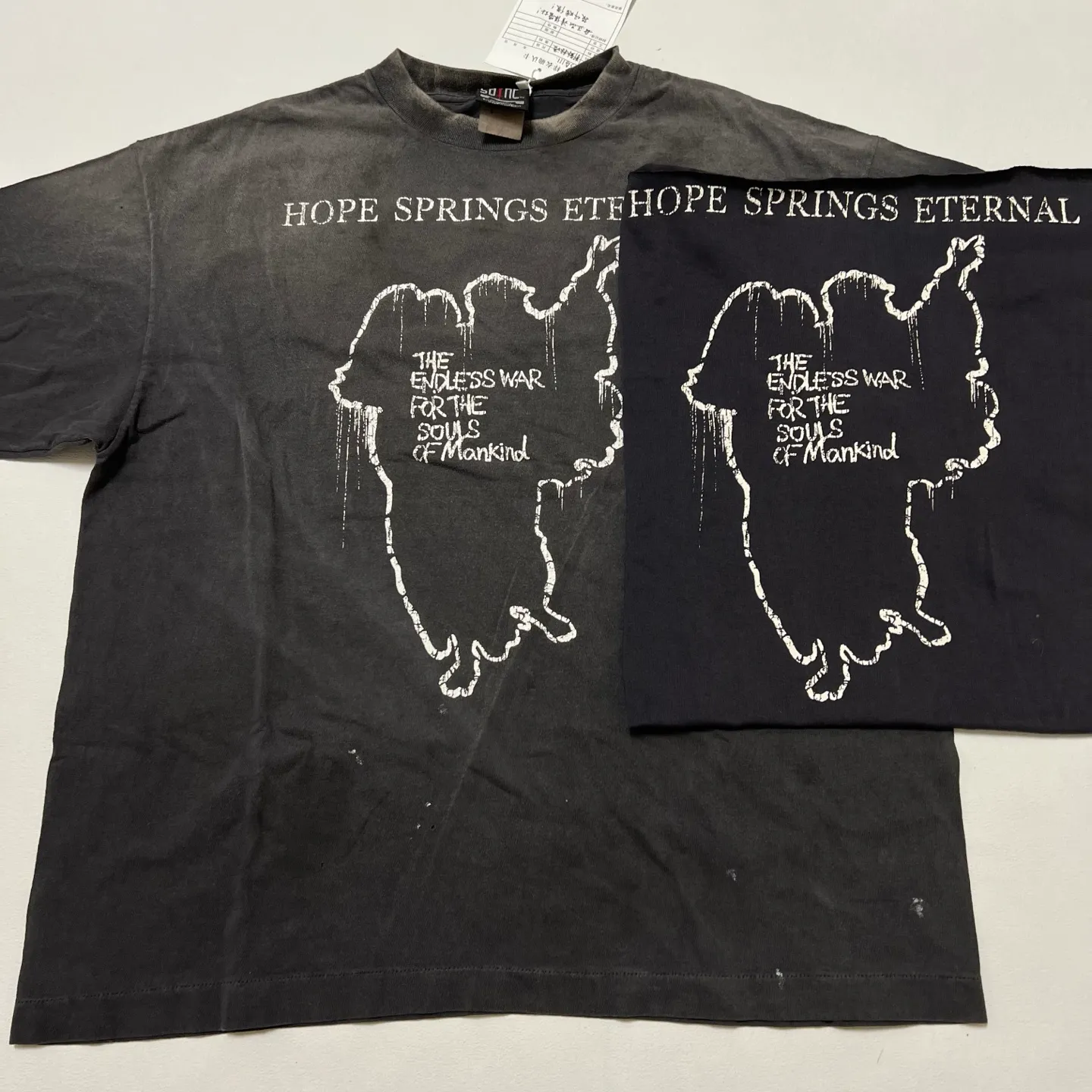 Printing and pattern comparison SAINT Mxxxxxx SS TEE/HOPE SPRING/BLK Jesus slogan retro distressed TEE Washed black S-XL Same as the original version Cylindrical side seam OE yarn fabric Garment dyeing Faded by heavy washing Bust plaster faded Correct version Matching with the original version Accessories Original level printing restoration